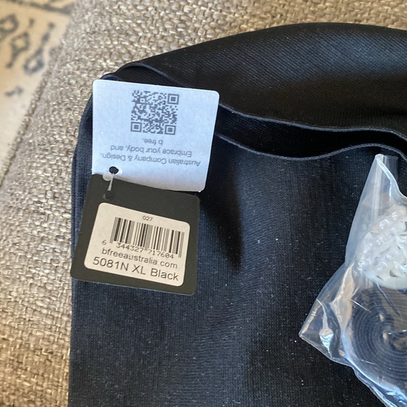 B free Australia minimizing bandeau- black - Picture 2 of 2